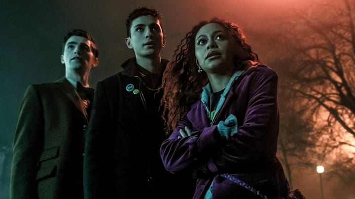 DEAD BOY DETECTIVES. (L to R) George Rexstrew as Edwin Payne, Jayden Revri as Charles Rowland and Kassius Nelson as Crystal Palace in Episode 103 in DEAD BOY DETECTIVES. Cr. Ed Araquel/Netflix © 2023