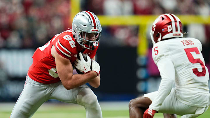 Ohio State Buckeyes tight end Max Klare (86) catches a pass in front of Indiana Hoosiers defensive back D'Angelo Ponds (5) during the Big Ten Conference championship game at Lucas Oil Stadium in Indianapolis on Dec. 6, 2025. Ohio State lost 13-10.