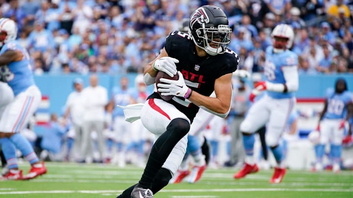 Atlanta Falcons wide receiver Drake London (5) runs the ball against the Tennessee Titans