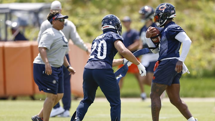 May 23, 2024; Lake Forest, IL, USA; Chicago Bears running backs Travis Homer (20) and D'Andre Swift (4) warm up during organized team activities at Halas Hall Mandatory Credit: Kamil Krzaczynski-USA TODAY Sports