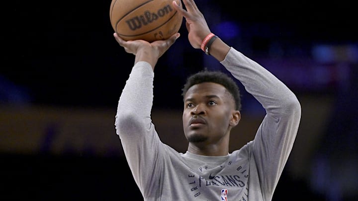 New Orleans Pelicans center Yves Missi warms up 