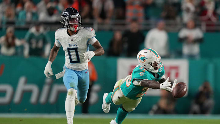 Miami Dolphins running back De'Von Achane (28) reaches out to catch a pass as Tennessee Titans