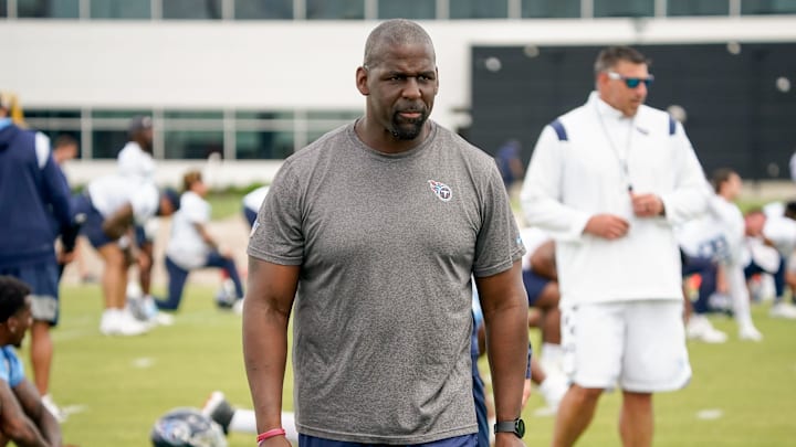 Tennessee Titans defensive pass game coordinator /cornerbacks Chris Harris during an OTA practice at Ascension Saint Thomas Sports Park in Nashville, Tenn., Wednesday, May 31, 2023.