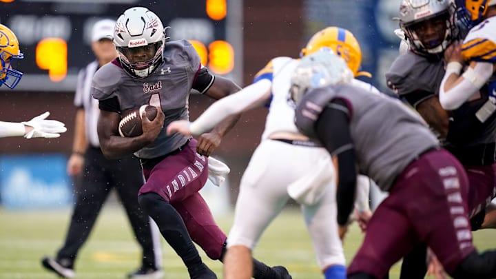 East Robertson's Isaiah Groves (1) runs the ball against Riverside during the second quarter of the Class 2A Championship game at Finley Stadium in Chattanooga, Tenn., Saturday, Dec. 2, 2023.
