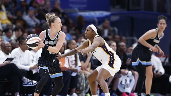Jun 7, 2025; Chicago, Illinois, USA; Chicago Sky guard Courtney Vandersloot (22) looks to pass the ball against Indiana Fever guard AariMcDonald (2) during the first half of a WNBA game at United Center. Mandatory Credit: Kamil Krzaczynski-Imagn Images Jun 7, 2025; Chicago, Illinois, USA; Chicago Sky guard Courtney Vandersloot (22) looks to pass the ball against Indiana Fever guard AariMcDonald (2) during the first half of a WNBA game at United Center. Mandatory Credit: Kamil Krzaczynski-Imagn Images
