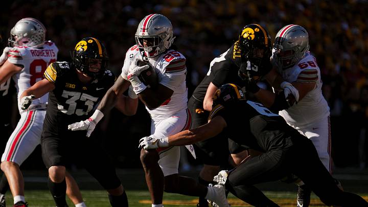 Ohio State Buckeyes running back Bo Jackson (25) runs past Iowa Hawkeyes defensive back Zach Lutmer (6) during the NCAA football game at Kinnick Stadium in Iowa City on Oct. 3, 2026.