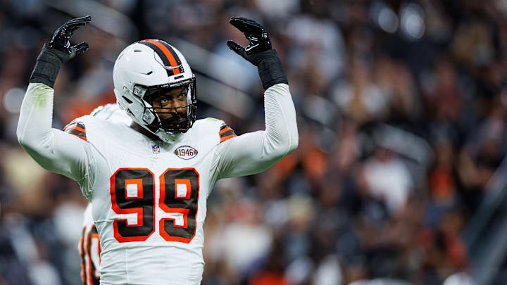 Cleveland Browns defensive end Za'Darius Smith (99)