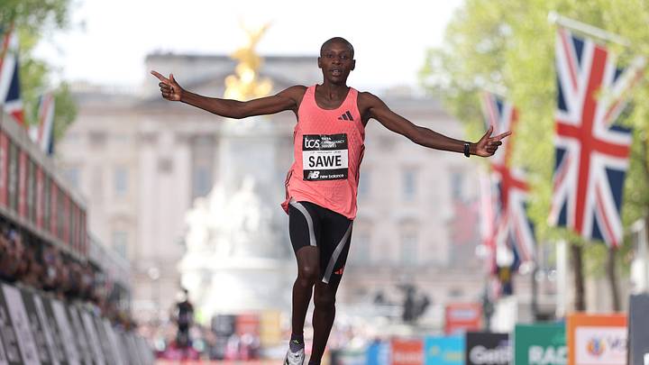 Sabastian Sawe, del equipo de Kenia, celebra al cruzar la meta y ganar con un nuevo récord mundial durante el Maratón de Londres TCS masculino 2026, el 26 de abril de 2026 en Londres, Inglaterra Sabastian Sawe, del equipo de Kenia, celebra al cruzar la meta y ganar con un nuevo récord mundial durante el Maratón de Londres TCS masculino 2026, el 26 de abril de 2026 en Londres, Inglaterra