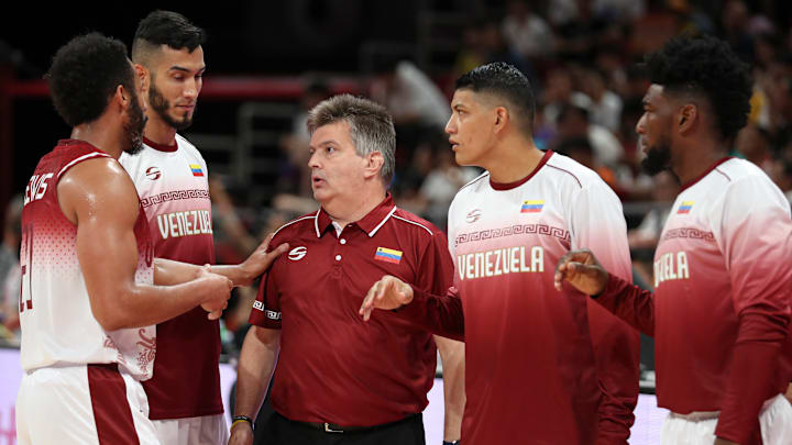 Fernando Duró, el entrenador del seleccionado venezolano, junto a algunos de los jugadores en la Copa Mundial FIBA de 2019