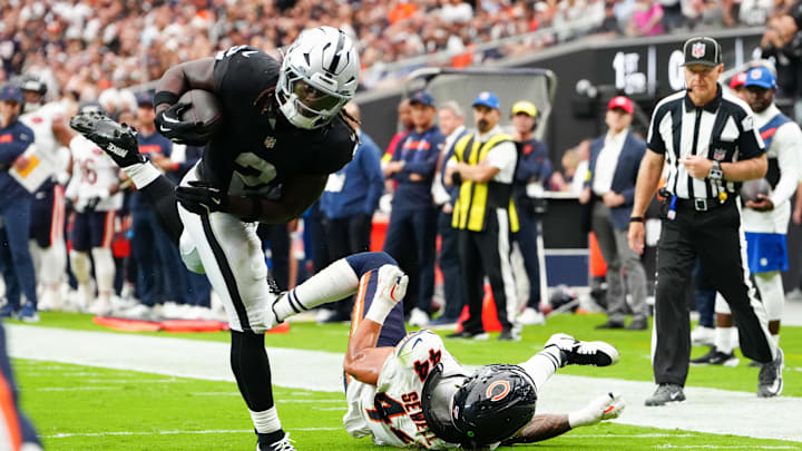 Sep 28, 2025; Paradise, Nevada, USA; Las Vegas Raiders running back Ashton Jeanty (2) catches the ball for a touchdown during the first quarter against the Chicago Bears at Allegiant Stadium. Mandatory Credit: Stephen R. Sylvanie-Imagn Images Sep 28, 2025; Paradise, Nevada, USA; Las Vegas Raiders running back Ashton Jeanty (2) catches the ball for a touchdown during the first quarter against the Chicago Bears at Allegiant Stadium. Mandatory Credit: Stephen R. Sylvanie-Imagn Images