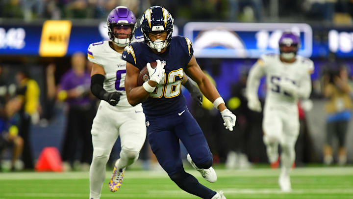 Oct 23, 2025; Inglewood, California, USA; Los Angeles Chargers tight end Oronde Gadsden II (86) makes a catch against the Minnesota Vikings during the first half at SoFi Stadium. Mandatory Credit: Gary A. Vasquez-Imagn Images Oct 23, 2025; Inglewood, California, USA; Los Angeles Chargers tight end Oronde Gadsden II (86) makes a catch against the Minnesota Vikings during the first half at SoFi Stadium. Mandatory Credit: Gary A. Vasquez-Imagn Images