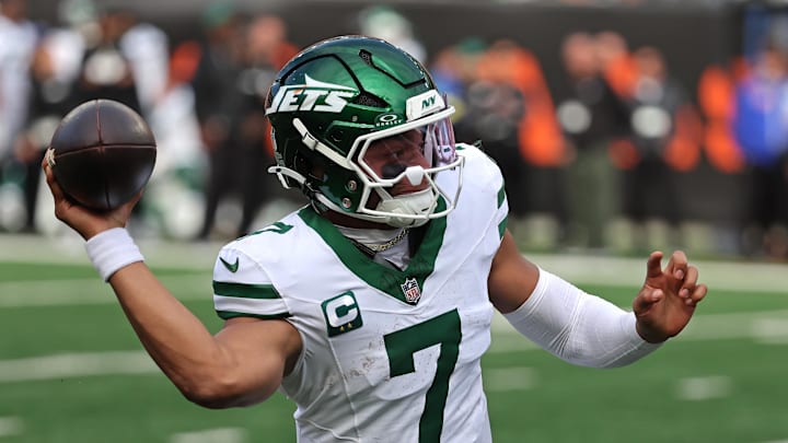 Oct 26, 2025; Cincinnati, Ohio, USA; New York Jets quarterback Justin Fields (7) looks to pass the ball during the fourth quarter against the Cincinnati Bengals at Paycor Stadium. Mandatory Credit: Joseph Maiorana-Imagn Images Oct 26, 2025; Cincinnati, Ohio, USA; New York Jets quarterback Justin Fields (7) looks to pass the ball during the fourth quarter against the Cincinnati Bengals at Paycor Stadium. Mandatory Credit: Joseph Maiorana-Imagn Images