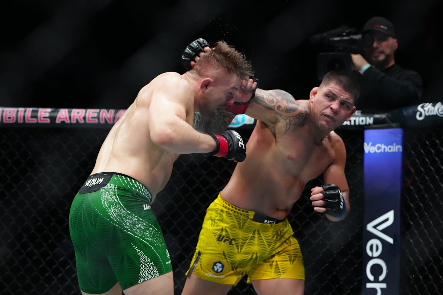Marvin Vettori (red gloves) fights Brunno Ferreira (blue gloves) during UFC 323 at T-Mobile Arena.