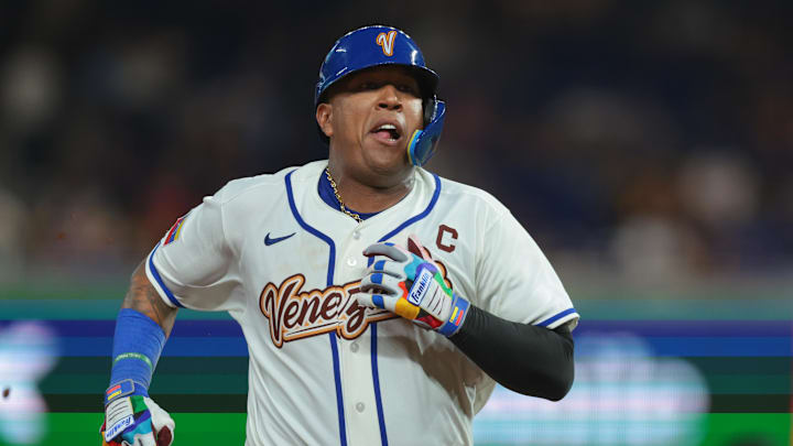 Salvador Pérez regresa a la receptoría de Venezuela 