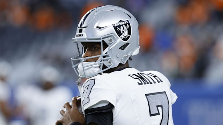 Las Vegas Raiders quarterback Geno Smith (7) practices before the game at Empower Field at Mile High. Las Vegas Raiders quarterback Geno Smith (7) practices before the game at Empower Field at Mile High.