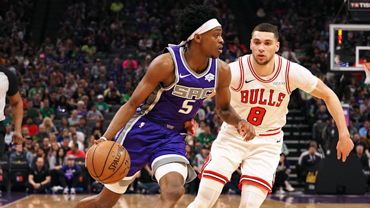 Mar 17, 2019; Sacramento, CA, USA; Sacramento Kings guard De'Aaron Fox (5) drives in against Chicago Bulls guard Zach LaVine (8) during the first quarter at Golden 1 Center. Mandatory Credit: Kelley L Cox-Imagn Images