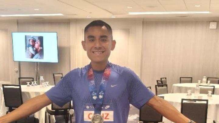 El mexicano Jorge Luis Cruz corrió el maratón de Chicago en 2:08:13 y superó por 17 segundos la marca que Dionicio Cerón estableció en Londres en 1995, un año antes de que Cruz naciera. El mexicano Jorge Luis Cruz corrió el maratón de Chicago en 2:08:13 y superó por 17 segundos la marca que Dionicio Cerón estableció en Londres en 1995, un año antes de que Cruz naciera.