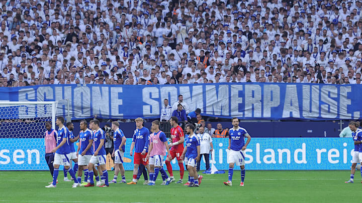 Schalke-Profis vor der Kurve. Die Wut der Fans prasselte am Sonntag auf die Mannschaft ein.