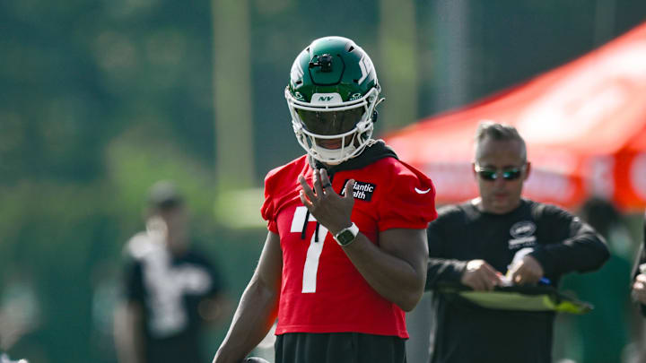 Jul 25, 2025; Florham Park, NJ, USA; New York Jets quarterback Justin Fields (7) looks on during a drill during training camp at Atlantic Health Jets Training Center. Mandatory Credit: John Jones-Imagn Images Jul 25, 2025; Florham Park, NJ, USA; New York Jets quarterback Justin Fields (7) looks on during a drill during training camp at Atlantic Health Jets Training Center. Mandatory Credit: John Jones-Imagn Images