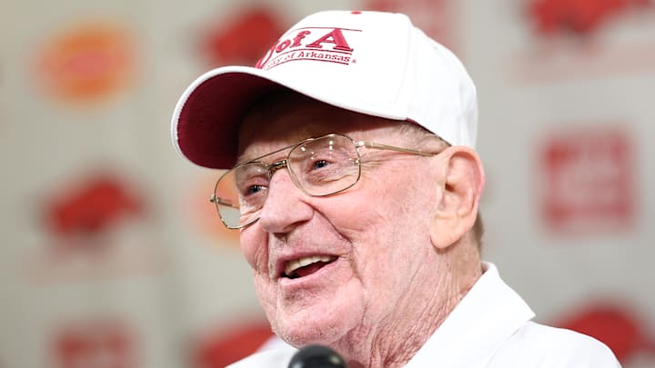 Former Notre Dame Fighting Irish and Arkansas Razorbacks head coach Lou Holtz is in hospice. Former Notre Dame Fighting Irish and Arkansas Razorbacks head coach Lou Holtz is in hospice.