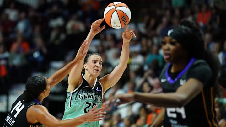 Aug 1, 2025; Uncasville, Connecticut, USA; New York Liberty guard Sabrina Ionescu (20) passes the ball against Connecticut Sun guard Bria Hartley (14) in the second half at Mohegan Sun Arena. Mandatory Credit: David Butler II-Imagn Images Aug 1, 2025; Uncasville, Connecticut, USA; New York Liberty guard Sabrina Ionescu (20) passes the ball against Connecticut Sun guard Bria Hartley (14) in the second half at Mohegan Sun Arena. Mandatory Credit: David Butler II-Imagn Images