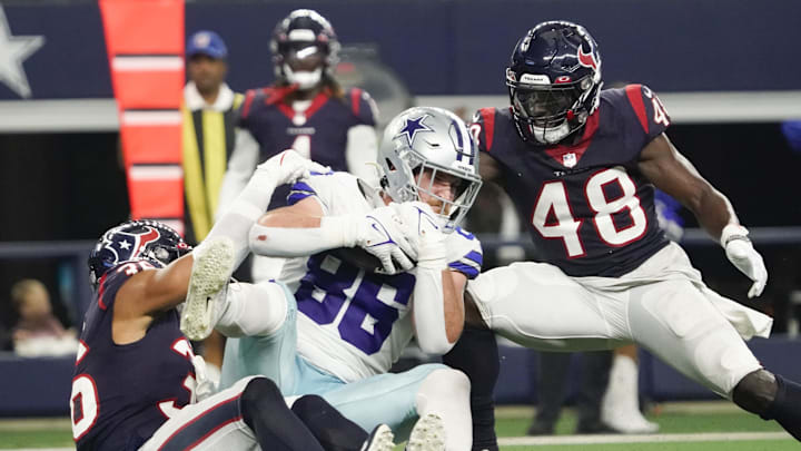 Dec 11, 2022; Arlington, Texas, USA; Dallas Cowboys tight end Dalton Schultz (86) makes the catch in front of Houston Texans safety Jonathan Owens (36) and linebacker Christian Harris (48) during the second half at AT&T Stadium. Mandatory Credit: Raymond Carlin III-Imagn Images