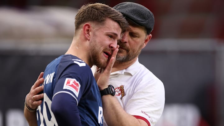 Steffen Baumgart tröstete Thielmann nach seiner Auswechslung