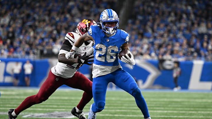 Jahmyr Gibbs runs the ball in the playoffs.