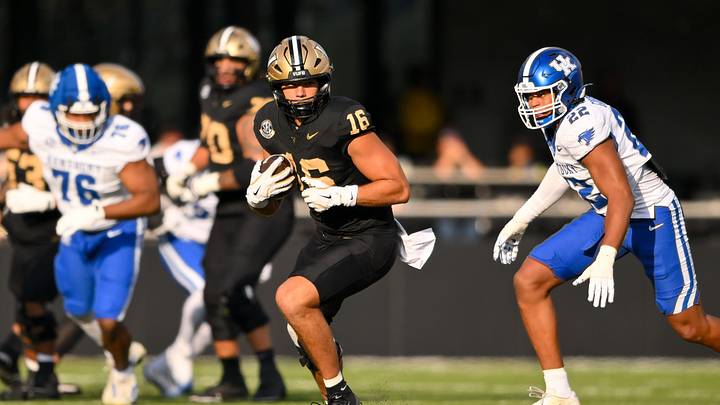 Nov 22, 2025; Nashville, Tennessee, USA; Vanderbilt Commodores tight end Cole Spence (16) runs with the ball after a made catch against the Kentucky Wildcats during the first half at FirstBank Stadium. Mandatory Credit: Steve Roberts-Imagn Images Nov 22, 2025; Nashville, Tennessee, USA; Vanderbilt Commodores tight end Cole Spence (16) runs with the ball after a made catch against the Kentucky Wildcats during the first half at FirstBank Stadium. Mandatory Credit: Steve Roberts-Imagn Images