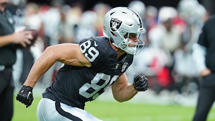 Oct 27, 2024; Paradise, Nevada, USA; Las Vegas Raiders tight end Brock Bowers (89) warms up before a game against the Las Vegas Raiders at Allegiant Stadium. Mandatory Credit: Stephen R. Sylvanie-Imagn Images Oct 27, 2024; Paradise, Nevada, USA; Las Vegas Raiders tight end Brock Bowers (89) warms up before a game against the Las Vegas Raiders at Allegiant Stadium. Mandatory Credit: Stephen R. Sylvanie-Imagn Images