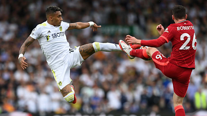 Bald im gleichen Trikot? Raphinha (links) im Kampf um den Ball mit Liverpools Andrew Robertson.