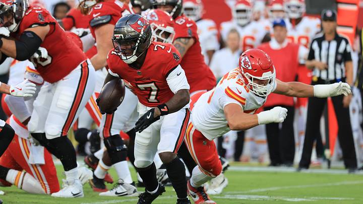 Tampa Bay Buccaneers running back Bucky Irving (7) runs with the ball against the Kansas City Chiefs during the first quarter at Raymond James Stadium. Tampa Bay Buccaneers running back Bucky Irving (7) runs with the ball against the Kansas City Chiefs during the first quarter at Raymond James Stadium.