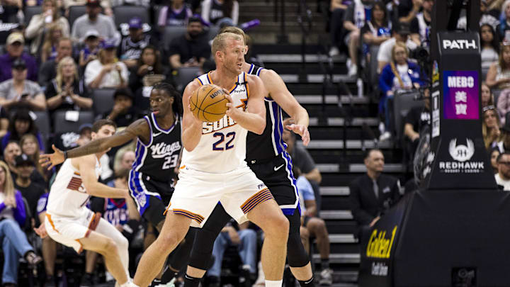 Phoenix Suns center Mason Plumlee controls the ball against the Sacramento Kings.