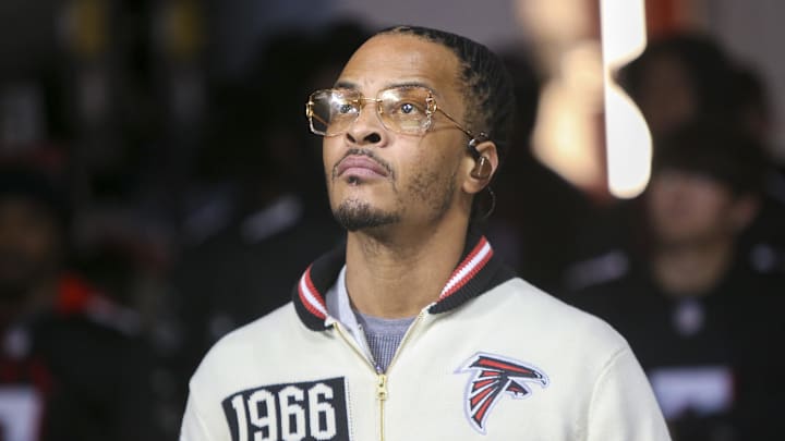 Nov 20, 2022; Atlanta, Georgia, USA; Rapper T.I. on the field during a game between the Atlanta Falcons and Chicago Bears in the first quarter at Mercedes-Benz Stadium. Mandatory Credit: Brett Davis-Imagn Images Nov 20, 2022; Atlanta, Georgia, USA; Rapper T.I. on the field during a game between the Atlanta Falcons and Chicago Bears in the first quarter at Mercedes-Benz Stadium. Mandatory Credit: Brett Davis-Imagn Images
