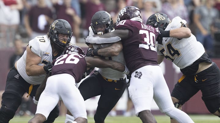 A five-star defensive lineman is back in the transfer portal. 