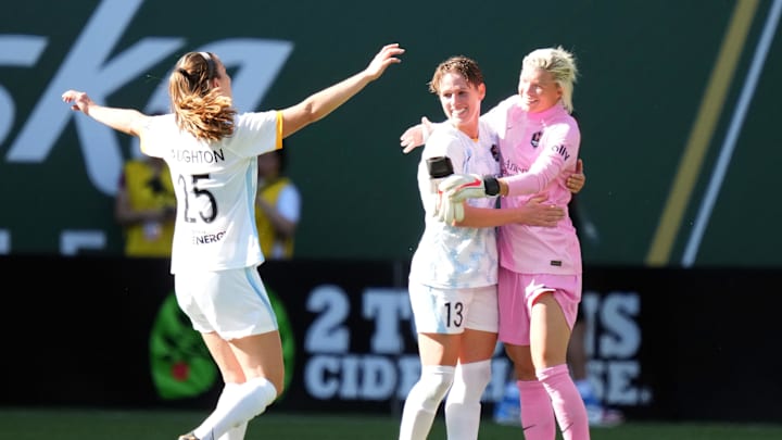 May 21, 2022; Portland, Oregon, USA;  Houston Dash goalkeeper Jane Campbell (1) and midfielder