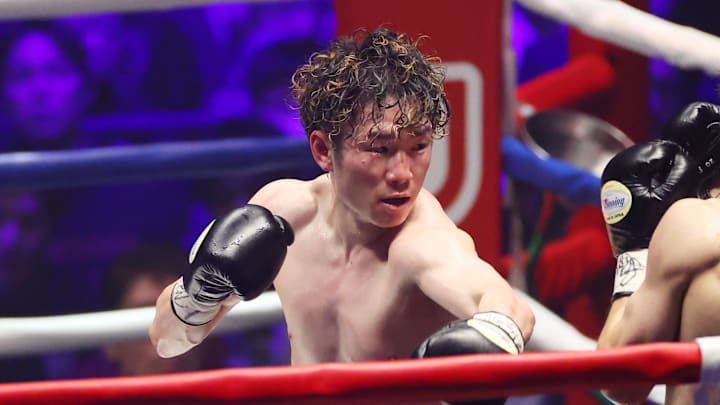 Kenshiro Teraji lands lead hook against Seigo Yuri Akui.