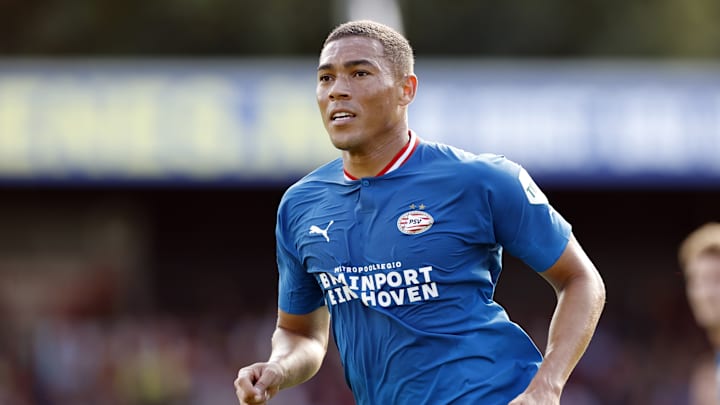 O jogador brasileiro tem passagens pelas bases do Santos e Palmeiras