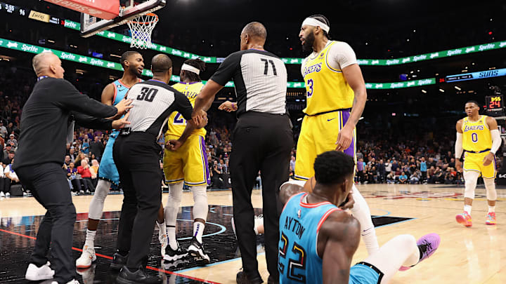 Patrick Beverley y Deandre Ayton protagonizaron una acción polémica la noche del miércoles en la NBA