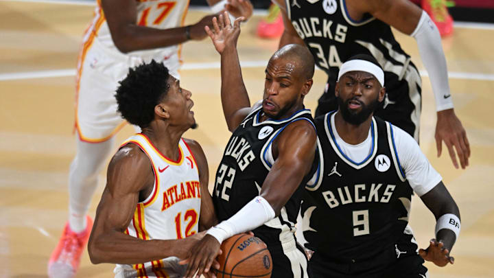Dec 14, 2024; Las Vegas, Nevada, USA; Milwaukee Bucks forward Khris Middleton (22) defends against Atlanta Hawks forward De'Andre Hunter (12) during the third quarter in a semifinal of the 2024 Emirates NBA Cup at T-Mobile Arena. Mandatory Credit: Candice Ward-Imagn Images Dec 14, 2024; Las Vegas, Nevada, USA; Milwaukee Bucks forward Khris Middleton (22) defends against Atlanta Hawks forward De'Andre Hunter (12) during the third quarter in a semifinal of the 2024 Emirates NBA Cup at T-Mobile Arena. Mandatory Credit: Candice Ward-Imagn Images