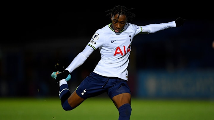 Romaine Mundle spielt in der U23 von Tottenham. Romaine Mundle spielt in der U23 von Tottenham.