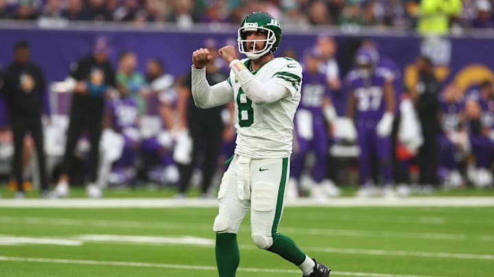 Oct 6, 2024; Tottenham, ENG; New York Jets Quarterback Aaron Rodgers (8) in the 3rd Quarter against Minnesota Vikings at Tottenham Hotspur Stadium. Mandatory Credit: Shaun Brooks-Imagn Images