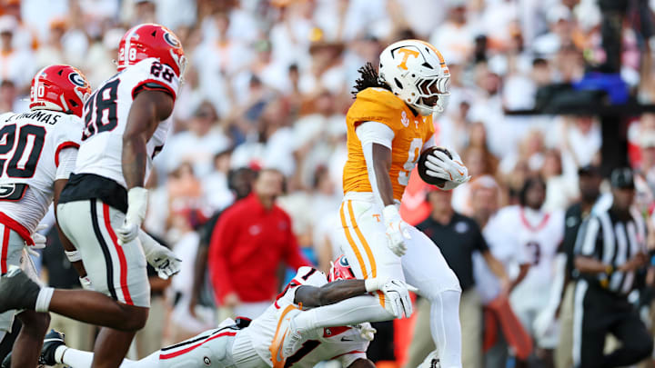 Sep 13, 2025; Knoxville, Tennessee, USA; Tennessee Volunteers defensive back Colton Hood (8) runs the ball against Georgia Bulldogs defensive back JaCorey Thomas (20) at Neyland Stadium. Mandatory Credit: Alan Poizner-Imagn Images Sep 13, 2025; Knoxville, Tennessee, USA; Tennessee Volunteers defensive back Colton Hood (8) runs the ball against Georgia Bulldogs defensive back JaCorey Thomas (20) at Neyland Stadium. Mandatory Credit: Alan Poizner-Imagn Images