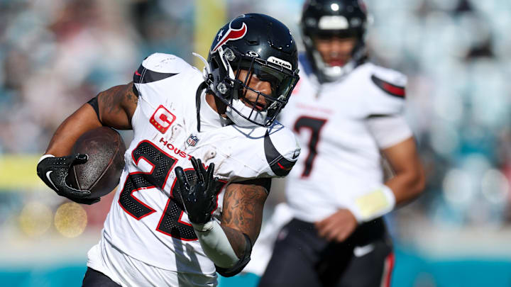 Dec 1, 2024; Jacksonville, Florida, USA; Houston Texans running back Joe Mixon (28) runs with the ball against the Jacksonville Jaguars in the second quarter at EverBank Stadium. Mandatory Credit: Nathan Ray Seebeck-Imagn Images Dec 1, 2024; Jacksonville, Florida, USA; Houston Texans running back Joe Mixon (28) runs with the ball against the Jacksonville Jaguars in the second quarter at EverBank Stadium. Mandatory Credit: Nathan Ray Seebeck-Imagn Images