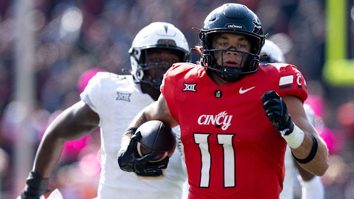 Cincinnati Bearcats tight end Joe Royer (11) runs downfield in the fourth quarter of the NCAA football game between the Cincinnati Bearcats and UCF Knights at Nippert Stadium in Cincinnati on Oct. 11, 2025.