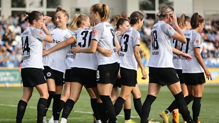 Eintracht Frankfurt besiegte den SC Freiburg verdient mit 4:1 Eintracht Frankfurt besiegte den SC Freiburg verdient mit 4:1