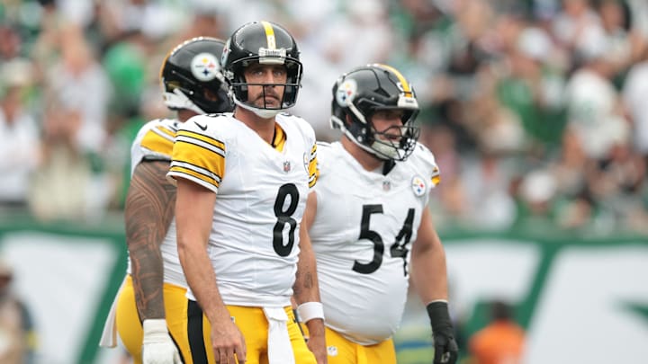 Sep 7, 2025; East Rutherford, New Jersey, USA; Pittsburgh Steelers quarterback Aaron Rodgers (8) look up during the game against the New York Jets at MetLife Stadium. Mandatory Credit: Vincent Carchietta-Imagn Images
