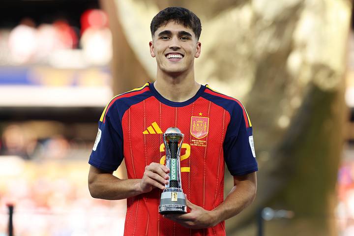 Pau Cubarsí with his trophy.