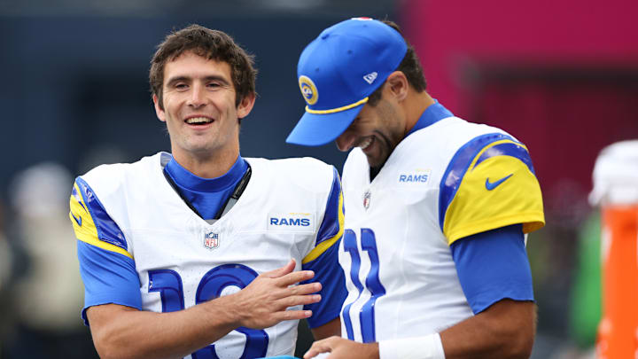 Los Angeles Rams quarterbacks Stetson Bennett (L) and Jimmy Garoppolo (R)