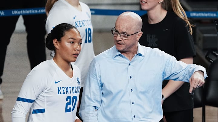 Kentucky head coach Craig Skinner instructed Asia Thigpen (20). 